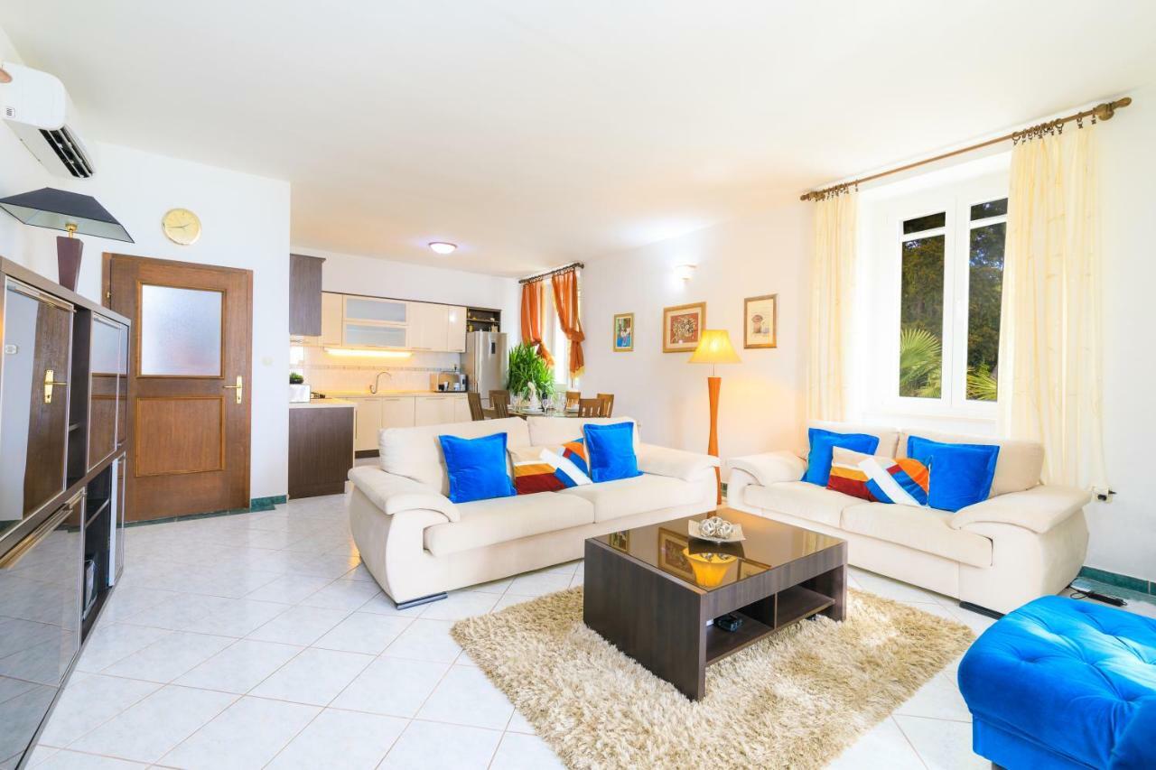 Holiday Home Obrov Kaštela Esterno foto